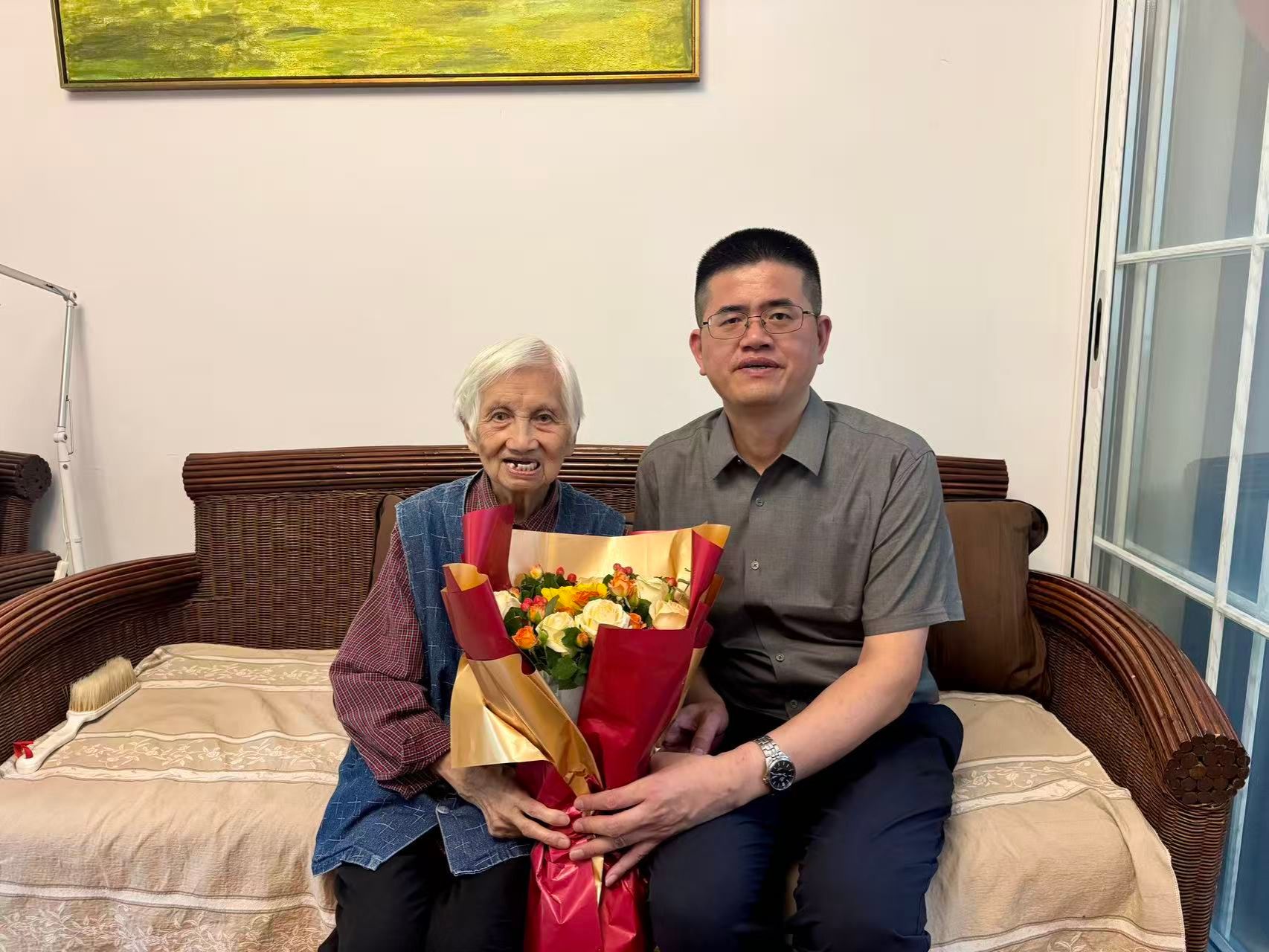 院党委走访慰问“光荣在党50年”老党员